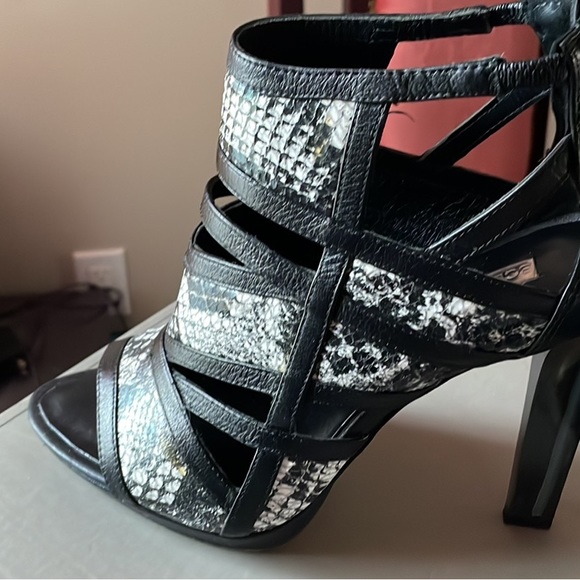 Maxazaria heels open toe black and white print. Size 7.5 - Picture 2 of 5